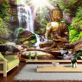 Fotobehangkoning - Behang - Vliesbehang - Fotobehang Boedha bij de Waterval - Zen - Budha - Wellness - 300 x 210 cm