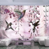 Fotobehangkoning - Behang - Vliesbehang - Fotobehang Kolibrie bij de Bloemen - Kleurrijke Kolibries - Vogels- Flying Hummingbirds (Pink) - 200 x 140 cm