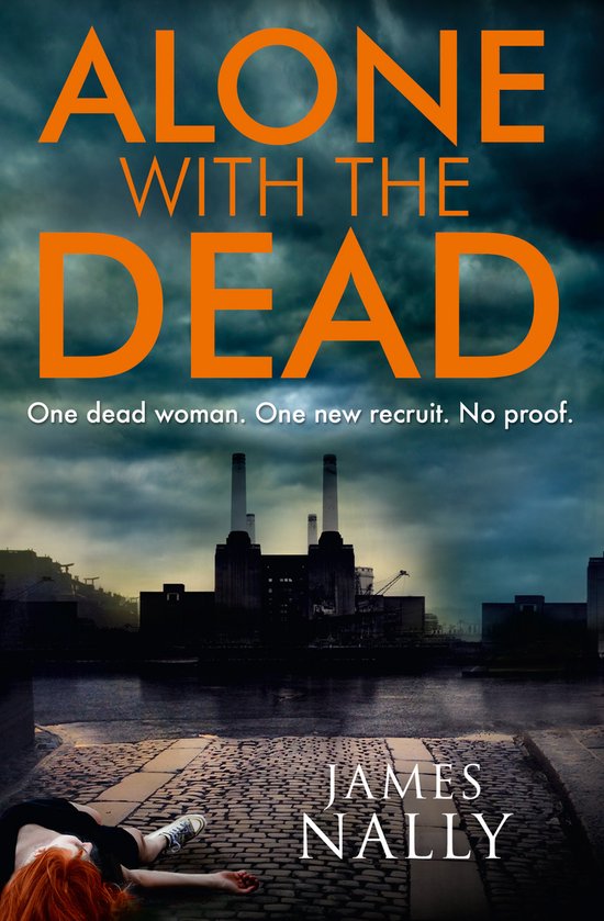 Couverture de livre avec le texte orange 'ALONE WITH THE DEAD' sur un ciel sombre et menaçant. Au premier plan, une usine et une silhouette féminine allongée.