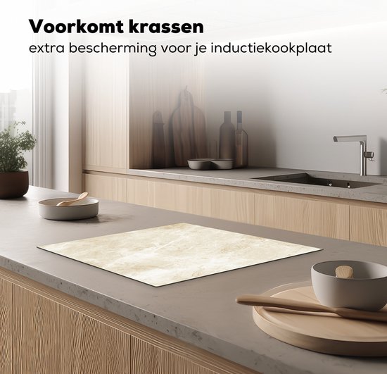 Beige marmerprint inductiebeschermer op een aanrecht in een moderne keuken.