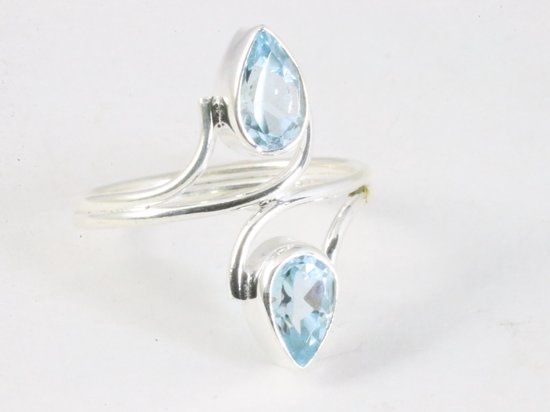 Fijne zilveren ring met blauwe topaas - maat 17