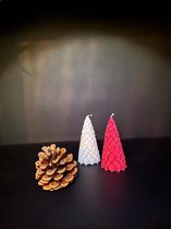 Yes We Candle - 2 kerstkaarsen -Figuurkaarsen- Kaarsen set- 2 kaarsen- Kerstboom- Christmas tree- Candle- Candles- Kerst- Christmas- Winter- Kerstpakket- Cadeau- Warmte- Sfeer- Decoratie- Soja Wax