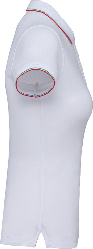 Zijkant van een wit Kariban damespoloshirt met driekleurige (rood, wit, groen) bies op de kraag en mouwen.