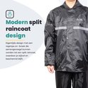 Een persoon draagt een zwart regenpak met capuchon en reflecterende strepen. De tekst "Modern split raincoat design" staat ernaast.