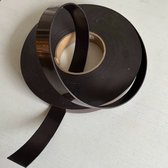 Zelfklevend magneetband met krachtige lijmlaag. 12,5 mm breed op rol van 10 meter