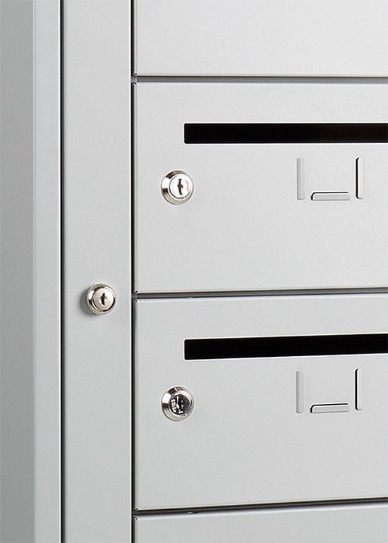 Close-up van een grijze postkast met twee vakken, elk met een sleutel en gleuf.