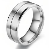 Zilverkleurige roestvrijstalen ring met een borstelafwerking en twee horizontale groeven.