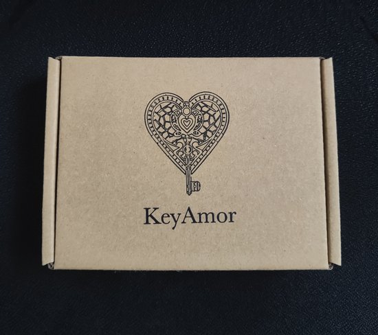 Bruine kartonnen geschenkdoos met daarop een zwart hartvormig sleutel-logo en 'KeyAmor' in sierlijke letters.