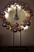 Kerst - Cadeau - Kerstballen op standaard - Afm: H52XB40 CM - Glazen kerstballen - Rose/ Zilverkleurig - Met verlichting - Veren - Hangende doorzichtige kerstbal - Met kerstboom