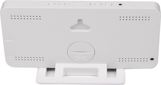 Achterkant van de witte digitale wekker, met knoppen, een ophangoog en batterijcompartiment.