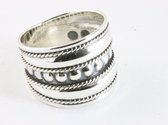 Brede zilveren ring met kabelpatronen en cirkels - maat 18.5