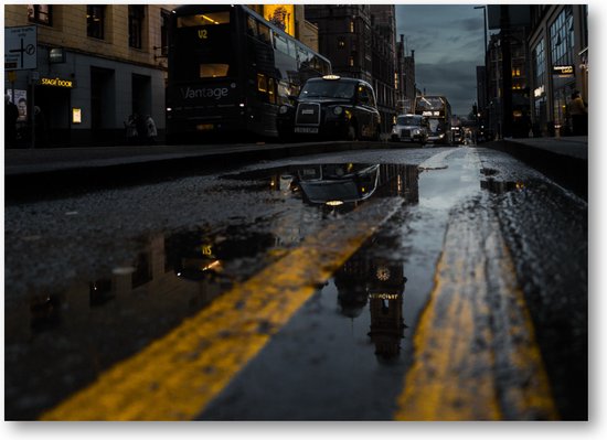 Onderweg in Manchester - Taxi's en Reflecties - Fotoposter 70x50