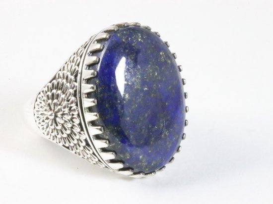 Zware bewerkte zilveren ring met lapis lazuli - maat 23