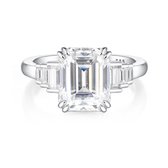 Rectanglo - 18k Witgouden Smaragd Geslepen Moissanite Ring met Baguette Accenten - 0.6 karaat