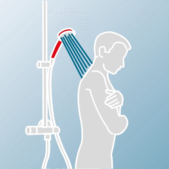 Man staat onder de douche, de rode douchekop sproeit water op hem.