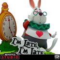 Witte konijn met bril, vest met hart, naast een gele zakhorloge en een bordje 'I'm late, I'm late'.