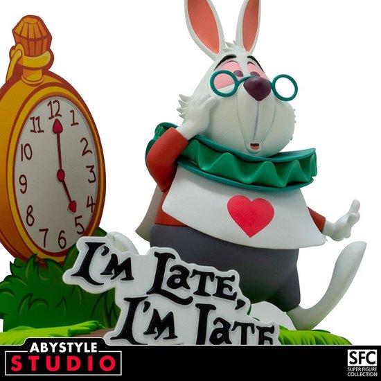 Witte konijn met bril, vest met hart, naast een gele zakhorloge en een bordje 'I'm late, I'm late'.
