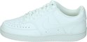Witte Nike Court Vision dames sneaker met vetersluiting en perforaties op de neus.