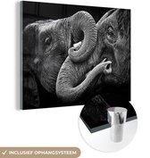 MuchoWow® Glasschilderij 40x30 cm - Schilderij acrylglas - Knuffelende olifanten in zwart-wit - Foto op glas - Schilderijen