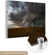 MuchoWow® Glasschilderij 120x90 cm - Schilderij acrylglas - Een storm boven een akker - Foto op glas - Schilderijen