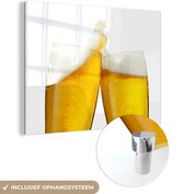 MuchoWow® Glasschilderij 80x60 cm - Schilderij acrylglas - Proostende biertjes op een witte achtergrond - Foto op glas - Schilderijen