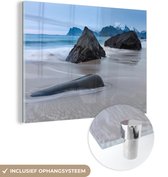 MuchoWow® Glasschilderij 80x60 cm - Schilderij acrylglas - Strand - Steen - Zee - Foto op glas - Schilderijen