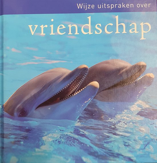 Boek met de titel 'Wijze uitspraken over vriendschap', met een afbeelding van twee dolfijnen die uit het blauwe water komen.