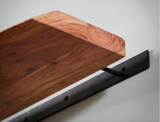 Close-up van een massief houten plank met een ruwe kant, met een zwarte metalen plankdrager.