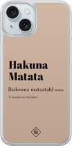 Casimoda® hoesje - Geschikt voor iPhone 15 - Hakuna Matata - 2-in-1 case - Schokbestendig - Tekst - Verhoogde randen - Bruin/beige, Transparant