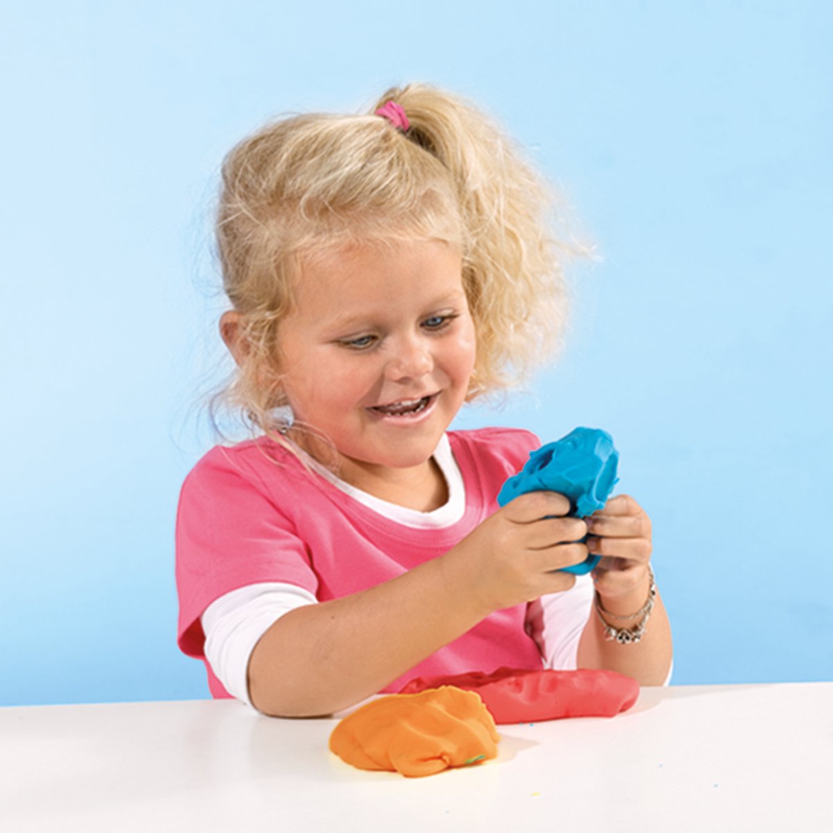SES Creative - My First - Klei - 4 verschillende kleuren – Glutenvrij -Veilig voor Kinderen - Makkelijk Uitwasbaar - 1 tot 4 jaar — afbeelding 4