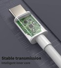 Witte USB-C kabel met transparante connector die de groene printplaat toont.