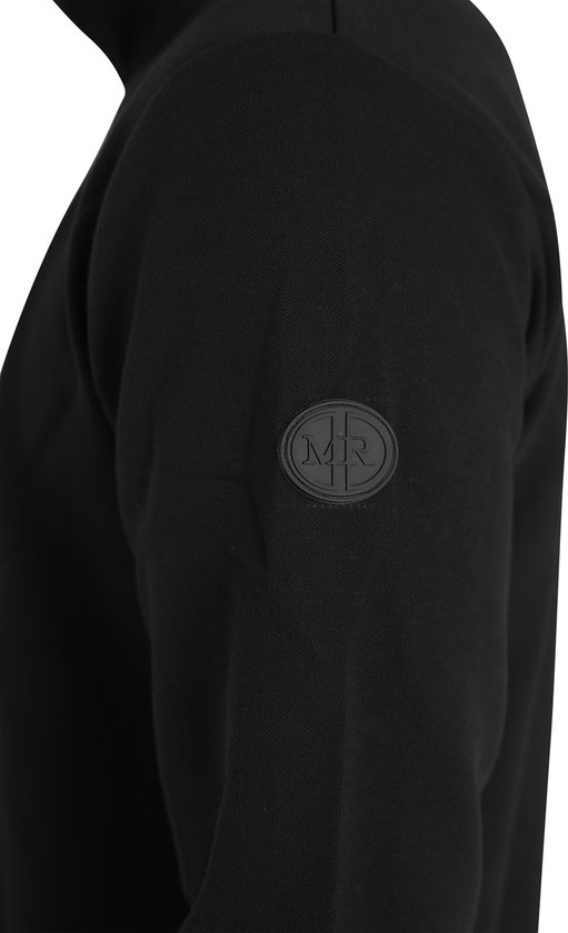 Zwarte trui met rond MR logo op de linkermouw