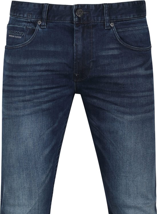Voorkant van donkerblauwe PME Legend jeans met logo op de zak.