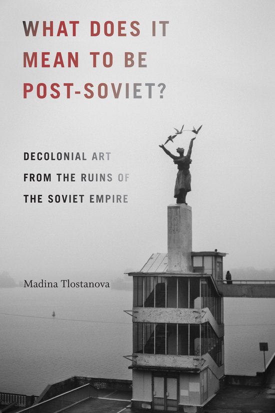 Couverture de livre avec le titre 'WHAT DOES IT MEAN TO BE POST-SOVIET? DECOLONIAL ART FROM THE RUINS OF THE SOVIET EMPIRE' par Madina Tlostanova. Un monument avec une figure tenant des oiseaux en l'air se trouve en arrière-plan.