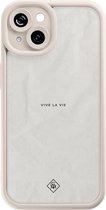 Casimoda® hoesje - Geschikt voor iPhone 14 - Vive La Vie - Effen telefoonhoesje met lensbescherming - TPU - Backcover - Bruin/beige