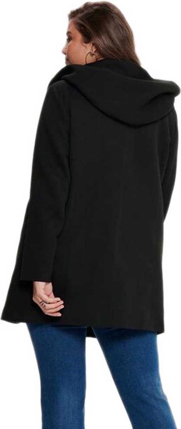 Model met rug naar ons toe, draagt een zwart jack met capuchon.