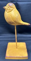 Decoratieve vogel op standaard - mat oker geel - metaal - hoogte 19 x 9 x 9 cm - Woonaccessoires - Decoratieve vogels