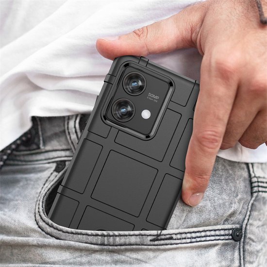 Zwarte Rugged Shield telefoonhoes in een broekzak.