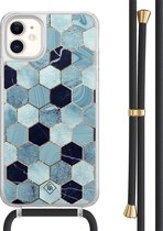 Casimoda® hoesje met zwart koord - Geschikt voor iPhone 11 - Blue Cubes - Afneembaar koord - TPU/acryl - Blauw