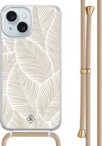 Casimoda® hoesje met beige koord - Geschikt voor iPhone 15 - Palm Leaves Beige - Afneembaar koord - TPU/acryl - Bruin/beige