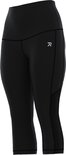 Zwarte driekwart sportlegging met mesh-accenten op de zijkant van de kuiten en een logo.