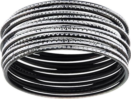 Set van 10 slanke, zwarte armbanden met zilverkleurige, bewerkte bandjes.