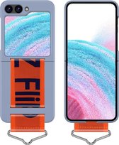Lunso - Geschikt voor Samsung Galaxy Z Flip5 - Hoes met band - Lichtblauw/Oranje