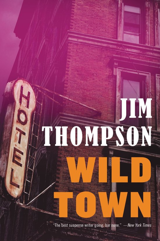 Couverture du livre 'WILD TOWN' par JIM THOMPSON. Une enseigne néon 'HOTEL' délavée est visible à gauche sur un bâtiment sombre.