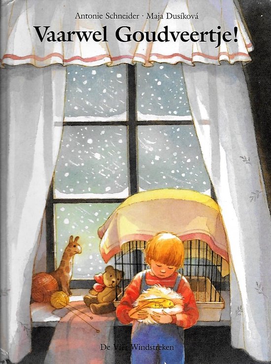 Een jongetje met rood haar, gekleed in een blauwe overall en rode trui, houdt een geel vogeltje vast. Op de achtergrond een raam met vallende sneeuw, een bed, een giraffe speelgoed en een kooi.