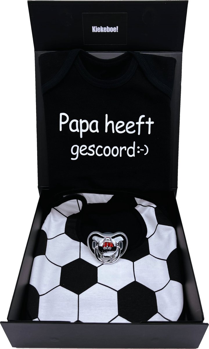 Goedkoopste Kraamcadeau jongen voetbal slabbetje met zwarte romper en speen - cadeau geboorte jongen, geboortegeschenk, kan ook rechtstreeks als cadeau worden verstuurd