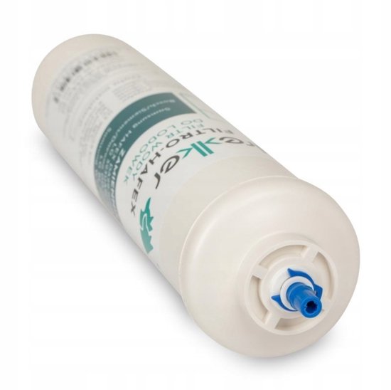 Wit koelkastwaterfilter met blauwe aansluiting, opzij gezien.
