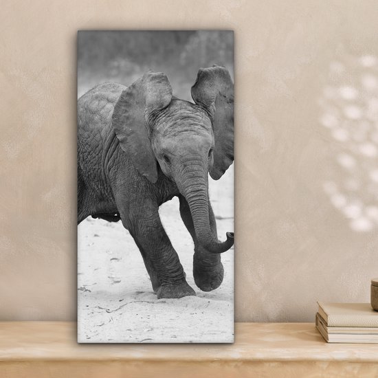 Canvas Schilderij Olifant - Baby - Dieren - Pad - Zwart wit - 20x40 cm - Wanddecoratie