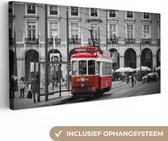 Canvas Schilderij Zwart-wit foto met een rode tram - 80x40 cm - Wanddecoratie