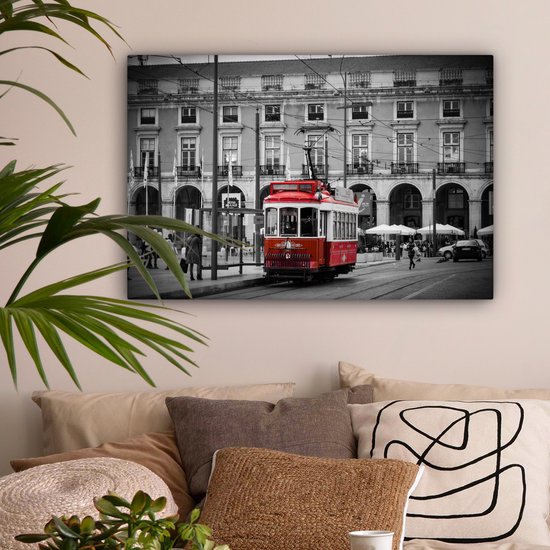 Canvas schilderij 150x100 cm - Wanddecoratie Zwart-wit foto met een rode tram - Muurdecoratie woonkamer - Slaapkamer decoratie - Kamer accessoires - Schilderijen